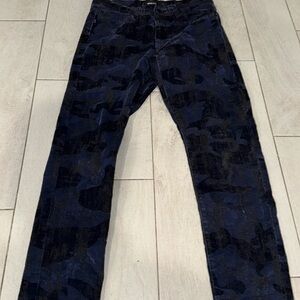 Black and blue jeans and size is small from fashion nova